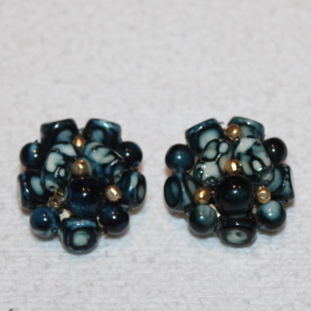 unusual vintage beaded cluster clip-on earrings blue‎ & white ceramic Hong Kong